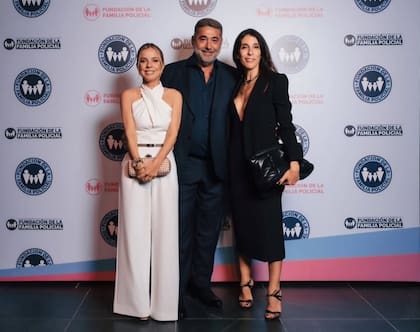 Daniel Angelici junto a Genoveva Ferraro (izquierda) y Agustina Olivero Majdalani (derecha) en un evento de la Fundación de la Familia Policial