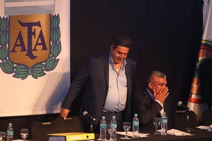 Daniel Angelici y Claudio Tapia son las dos máximas autoridades de una AFA que deberá reconducir su economía