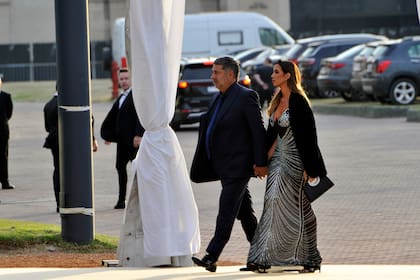 Daniel Angelici y su novia llegan a la fiesta de casamiento de Jorge Macri. 