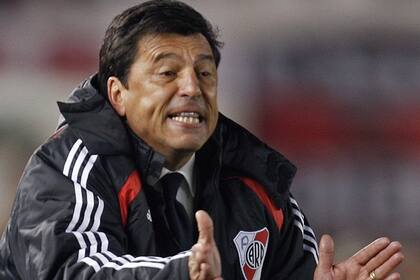 Daniel arella, otro de los 10 entrenadores que más perdió en el Monumental