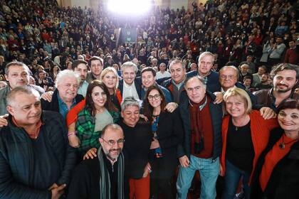 Daniel Arroyo, a la izquierda de Fernández, suena como posible sucesor de Carolina Stanley en el Ministerio de Desarrollo Social