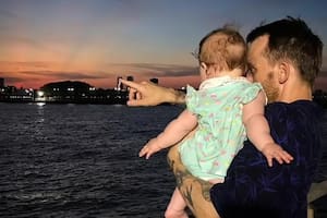 Daniel Auster con su hija, que murió en noviembre pasado de sobredosis