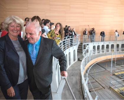 Daniel Barenboim junto a la representante de Cultura y Medios del gobierno federal, Monika Gruetters