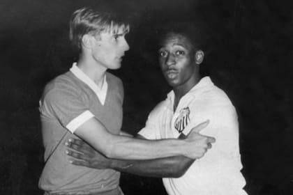 Daniel Bayo, de Gimnasia, se saluda con un joven Pelé, de 21 años; el Lobo fue mejor que Santos aquella noche en el Bosque, pero rescató sólo un 2-2.