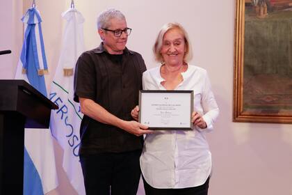 Daniel Becker, del Directorio del FNA, y la arquitecta Flora Manteola
