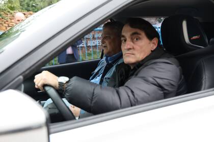 Daniel Bertoni, de acompañante, llega al velatorio de César Luis Menotti en el predio de Ezeiza