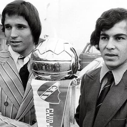 Daniel Bertoni, Enrique Bochini, y el trofeo de la Copa Intercontinental que Independiente le ganó a Juventus en el Estadio Olímpico de Roma, hace cinco décadas