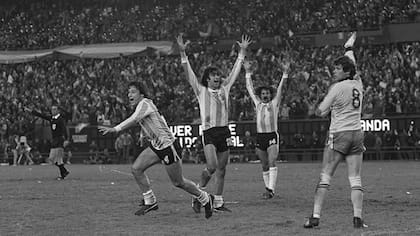 Daniel Bertoni, Mario Kempes y Leopoldo Luque festejan el tercer tanto argentino ante Holanda