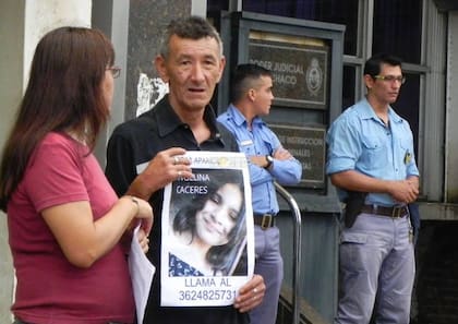 Daniel Cáceres, padre de Angelina, en la puerta de los tribunales de Resistencia, Chaco, cuando aún esperaba encontrar sana y salva a su hija, desaparecida el 23 de diciembre de 2018