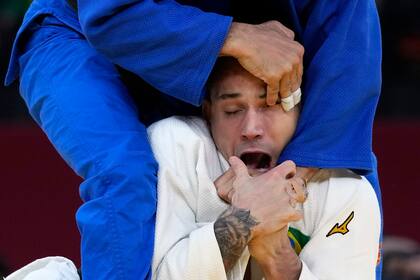 Daniel Cargnin de Brasil reacciona mientras compite contra Mohamed Abdelmawgoud de Egipto durante su partido de judo de 66 kg masculino en los Juegos Olímpicos de Verano de 2020, el domingo 25 de julio de 2021 en Tokio, Japón.