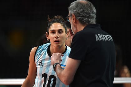 Daniel Castellani habla con Daniela Bulaich, durante el partido por el tercer puesto en Santiago 2023