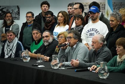 Daniel Catalano, Roberto Baradel, Hugo Yasky, y Hugo Godoy, entre otros, este lunes, al anunciar el acompañamiento de las dos CTA a la protesta universitaria