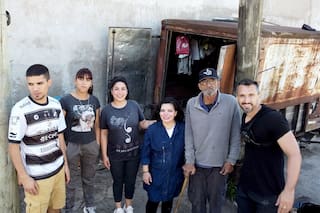 Vivía en la caja de una camioneta, hicieron una campaña por él y ahora perdió todo en un incendio