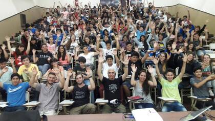 Daniel Córdoba y sus alumnos en una clase en el anfiteatro de la Universidad Nacional de Salta