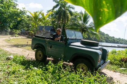 Daniel Craig en el veterano Land Rover Defender Serie III