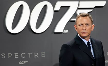 Daniel Craig en una imagen promocional de 2015, con la mención de Spectre