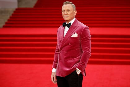 Daniel Craig, que se despide del rol de James Bond, lució para la ocasión un saco de terciopelo en color granada