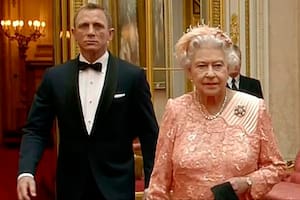 El día que Isabel II se convirtió en una “chica Bond” para inaugurar los Juegos Olímpicos