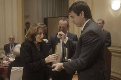 Daniel Dessein, presidente de Adepa, entrega la estatuilla a Magdalena Ruiz Guiñazú