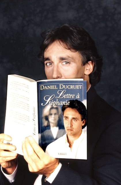Daniel Ducruet posa con su libro, Carta a Estefanía. La publicación distanció aún más a los ex "marido y mujer" (Photo by Eric Fougere/Corbis via Getty Images)