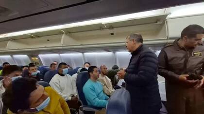 Daniel (en la foto, sentado junto al hombre de saco azul) regresó a Colombia en un avión de la Fuerza Aeroespacial Colombiana