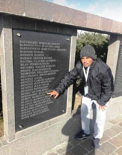 Daniel en su visita a las Islas Malvinas junto a la placa conmemorativa del cementerio Darwin