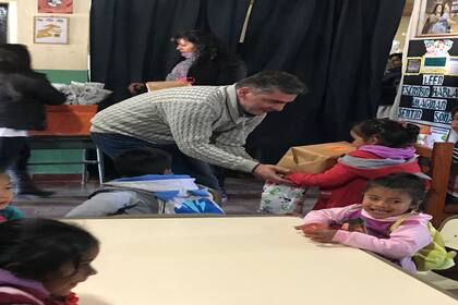 Daniel, en una de sus visitar a los chicos de la escuela rural en Belén