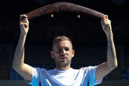 Daniel Evans sostiene su trofeo, un boomerang aborigen, después de derrotar a Félix Auger-Aliassime en la final del ATP Murray River Open, en el Margaret Court Arena de Melbourne.