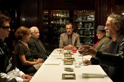 Daniel Fanego en una de las escenas de El jockey, de Luis Ortega, con Nahuel Pérez Biscayart