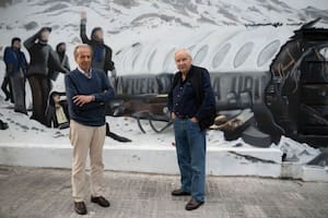 Daniel Fernández Strauch, uno de los sobrevivientes del accidente, junto al escritor Pablo Vierci en una de las presentaciones de la película La sociedad de la nieve