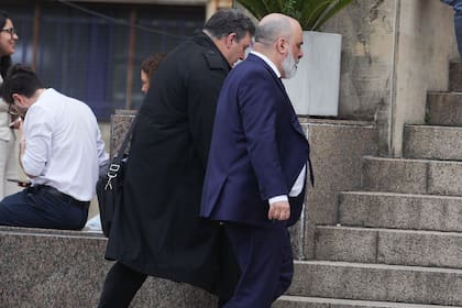 Daniel Garbellini (de negro) llegando a los tribunales junto a su abogado para su primera indagatoria