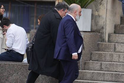 Daniel Garbellini sube las escaleras de los tribunales de Comodoro Py con su abogado defensor, Agustín Biancardi
