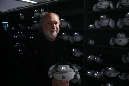 Daniel Grinbank con los cascos que adquirió para esta y otras exposiciones futuras