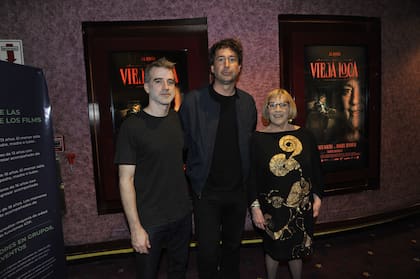 Daniel Hendler y Carmen Maura posan con Santiago Mitre, uno de los productores de la película. Vieja Loca sigue la historia de Alicia, una mujer que padece un deterioro senil y que debe pasar una noche al cuidado de Pedro, la expareja de su hija, quien se encuentra de viaje. Al confundirlo con un antiguo amante, la estancia del hombre en el lúgubre caserón de su exsuegra se convertirá en una pesadilla sombría