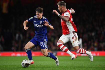 Daniel James protege la pelota ante Ben White, zaguero que participó en la campaña del ascenso de Leeds