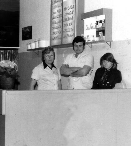 Daniel junto a su madre y Silvana en los inicios del emprendimiento familiar. Silvana actualmente trabaja en el área de finanzas de la compañía.