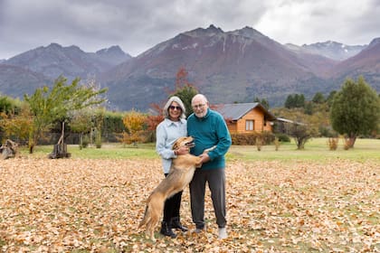 Daniel Kitainik e Hilda Ojman –psiquiatra y psicoanalista en la Hostería Ruca Kitai en Villa Lago Rivadavia, Cholila