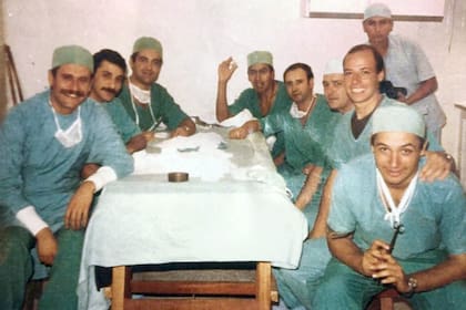 Daniel Kociak (primero de la derecha) junto a sus compañeros médicos en el Hospital de Campaña de Puerto Argentino