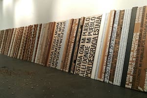 Daniel Kuryj, artista argentino hijo de ucranianos, trabaja en una obra donde se repite el lema "No matarás"