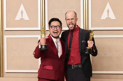 Daniel Kwan y Daniel Scheinert, conocidos colectivamente como los Daniels, ganaron el Oscar a la mejor dirección (FOTO: RODIN ECKENROTH/GETTY IMAGE)
