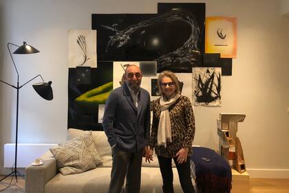 Daniel Levinas y su esposa, Mirella, con obra de Matías Duville en el departamento de los coleccionistas en Madrid