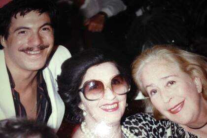Daniel Mañas junto a China Zorrilla y su hermana Gumersina, que había realizado el vestuario de "A pleno color" en 1982