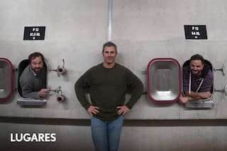 Tres amigos y una bodega construida con chatarra que nació de casualidad