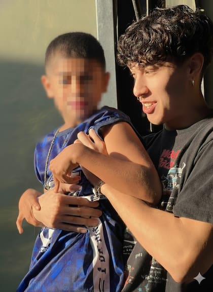 Daniel Medina junto a su hermano menor