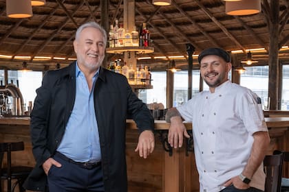 Daniel Mendez, dueño del restaurant, junto a Lucas Russo, el principal chef de Barreto.