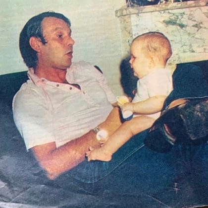 Daniel Mendoza junto a Mercedes