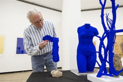 Daniel Moquay, curador de la muestra y responsable del Archivo Klein en París, prepara la exposición en La Boca