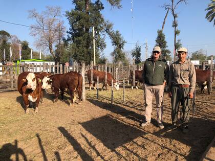 Daniel Moritz junto al peón del campo