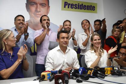 Daniel Noboa, candidato presidencial por Alianza Acción Democrática Nacional, centro, su esposa Lavinia Valbonesi y su equipo celebran durante una conferencia de prensa en Guayaquil, Ecuador, el domingo 20 de agosto de 2023.  (Foto AP)