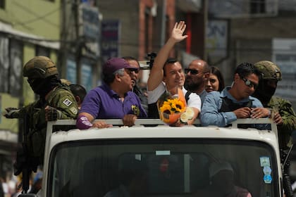 Daniel Noboa durante la campaña presidencial, resguardado por militares y policías 
